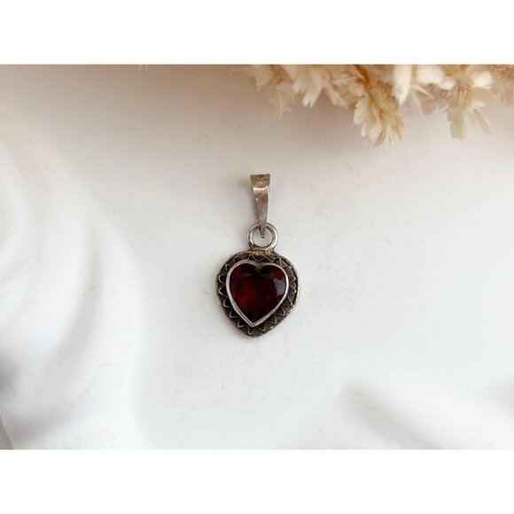 Garnet Accented Heart Shaped Wavy 925 Sterling Silver Vintage Pendant | Charm - Picture 11 of 12